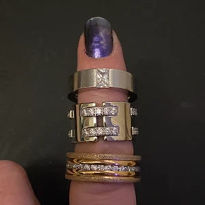 Edblad - Ringar - 3 stycken skit snygga ringar från Edblad. Vill helst sälja dom ihop för en klumpsumma(450kr), annars om man vill köpa nån enstaka ring bara, så kostar dom mer per styck. Storlek på ringar... Rosé ringen storlek 18,5. Dom andra 2 ringarna är storlek 16,8.  Har du nån fråga så fråga på. 