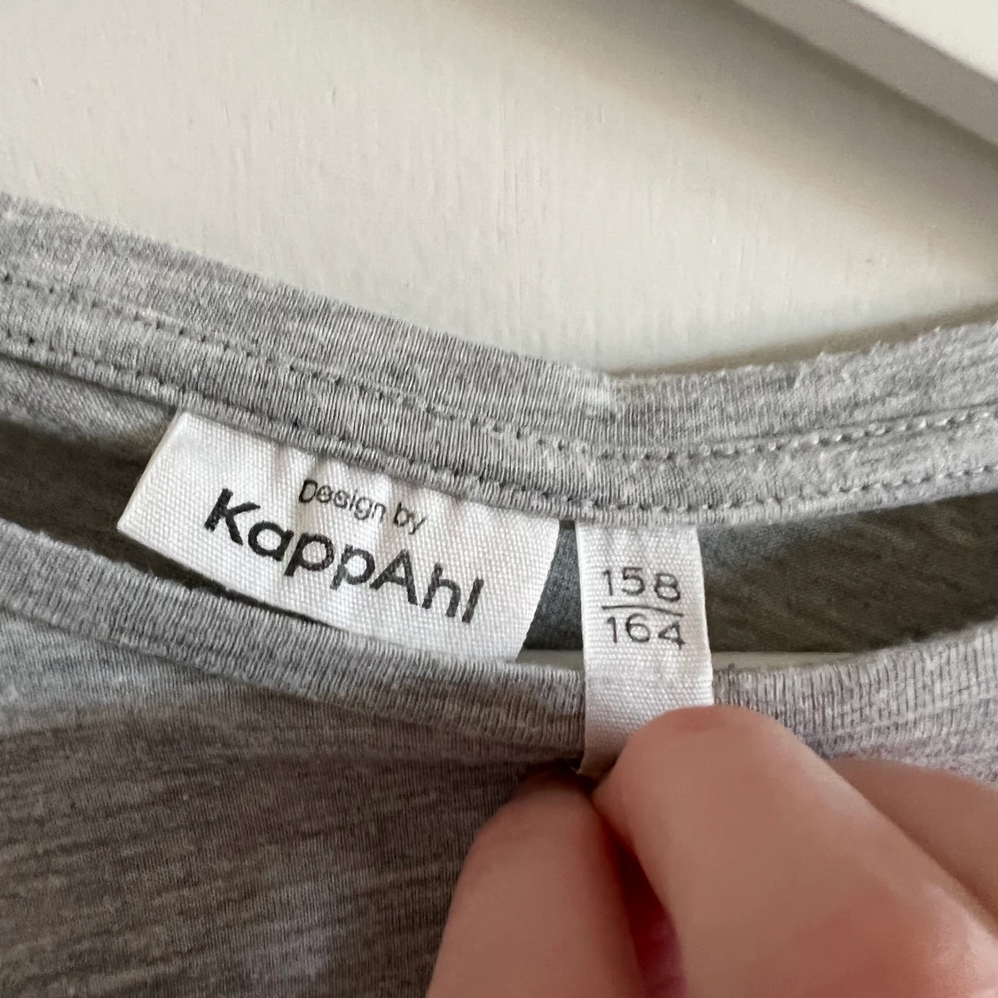 Grå tröja med volang  - 90