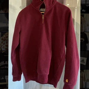 Carhartt Quarterzip - Skitsnygg carhartt-tröja som tyvärr inte passar mig ☹️ Jättebra kvalite, och har en rätt hög krage som e skitsnygg ❤️