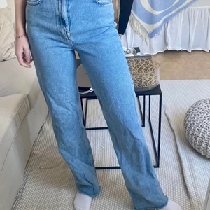 Zara jeans  - Långa ljusblåa jeans från zara💙 Jag är 178cm lång! Köparen står för frakten 💙