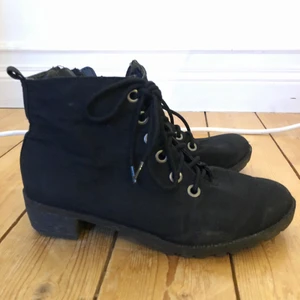 Skor med klack - Svarta skor med liten klack. Använda men i bra skick. Har lite ljusa fläckar längst ner, men inget man tänker på, se bilderna. Storlek 36. Kan skickas, köparen står för frakten😊 100kr eller bud.