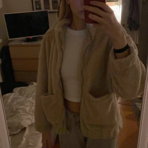 Teddyjacka, VERO MODA strl XL - Beige Teddyjacka från VERO MODA, använd ett fåtal gånger, men är i nyskick. Storlek XL men sitter som en L, lite kortare i ärmarna, nypris 400kr