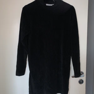 Svart ribbed klänning - Black ribbed dress från Weekday, i strl xs-s, aldrig använd. Lappen sitter kvar