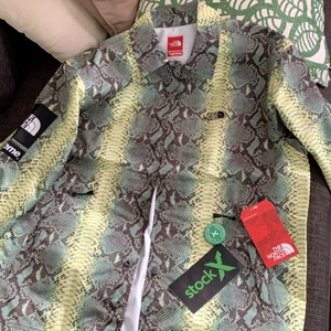 Supreme x north face jacka  - Säljer den för att den inte används, använd ett fåtal gånger o inga problem finns pris kan diskuteras vid snabb affär, kvitto finns o ingår 