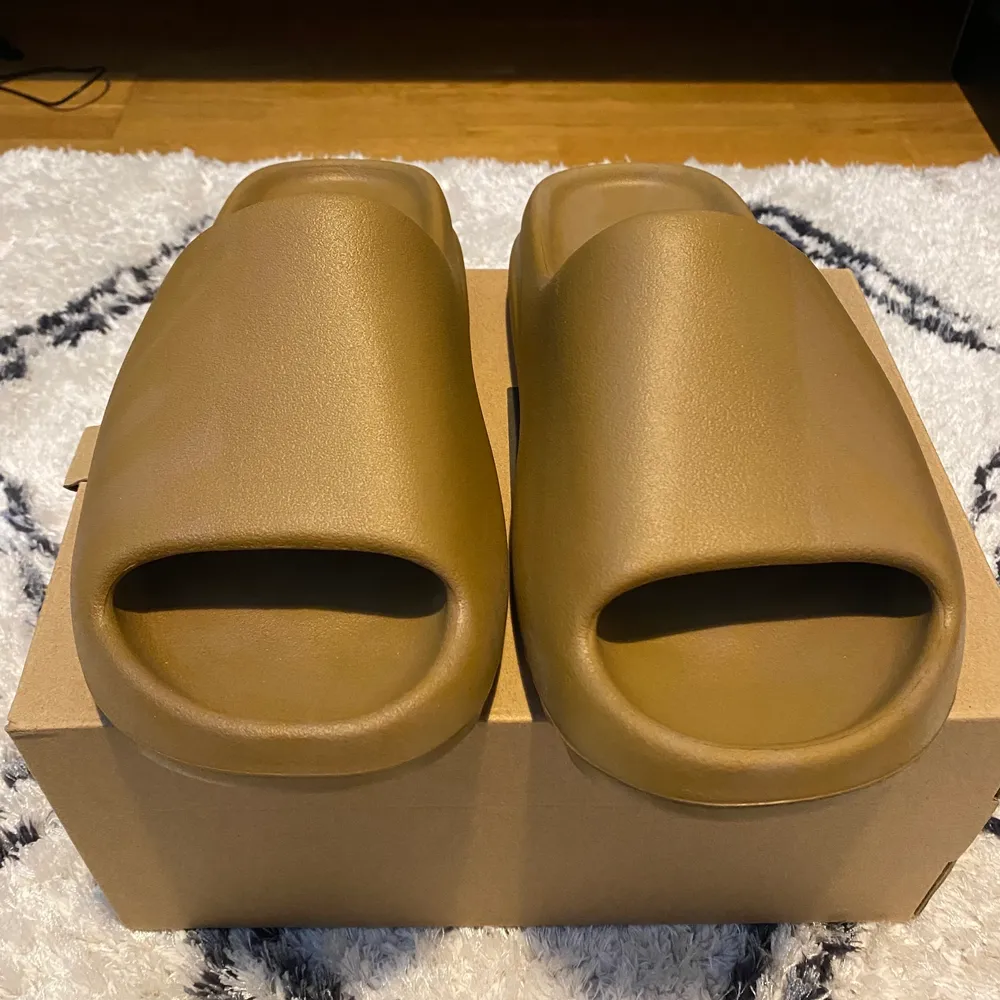 Säljer min helt oanvända äkta Yeezy Slides (Ochre) i storlek EU 44.5. Köpta från SNS kommer med kartong och allt. Skriv privat för mer info!. Skor.