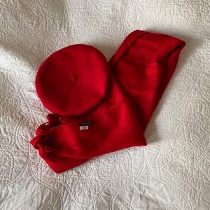 Röd basker och halsduk från topshop! Båda för 120kr ❤️ Aldrig använda!
