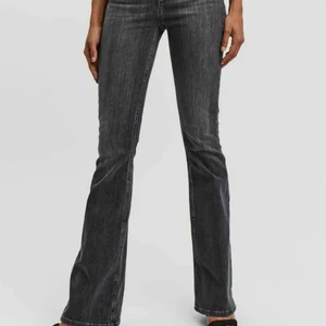 FLARE JEANS - säljer dessa söta, gråa jeans köpta från zalando då de inte kommer till någon användning längre. Nypris: 550kr😍köparen står för frakt men kan mötas upp i Göteborg! Skriv privat för fler bilder❤️