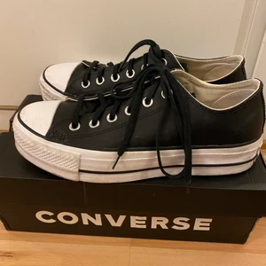 Svarta converse - Säljer ett par svarta, låga converse med hög sula perfekta till våren! Yttermaterialet är läder. Inköpta förra våren men säljs pga att de inte kommer till användning. Haft på mig dom 3 ggr. Köparen står för frakt, priset kan diskuteras vid snabb affär!❤️‍🔥