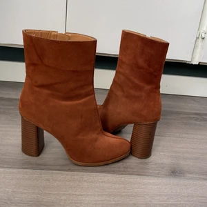 Högklackad  - Fake mocka. Väldigt sköna att gå i men tyvärr är de lite för stora för mig själv att ha. 