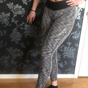 Gymbyxor - Gråa gymbyxor från soc