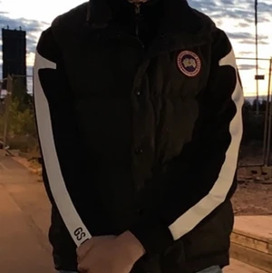 CANADA GOOSE VÄST - Vinter väst i väldigt bra skick funkar både på hösten och sommaren 