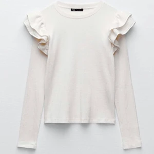 Vit zara tröja med volanger - Aldrig använt. Riktigt fin vit zara tröja med volanger. Säljer pga att jag inte tycker den passar mig, passar perfekt till nästan vad som helst💕💕buda i kmt!!!