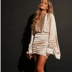 Satin klänning - Satin klänning från Hanna Schönberg kollektion med nakd. Storlek 38. Använd en gång och är i väldigt bra skick. Slutsåld på hemsidan. 