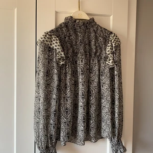 Svart/vit pasley blus zara - Knappt använd 