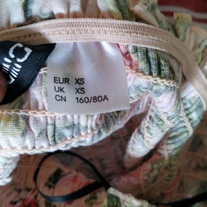 Blommig sommartopp - Den är typ 2 år gammal,har används några gånger.