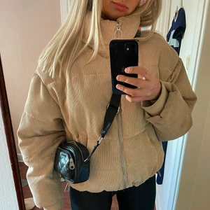 FLUFFIG manchester jacka ifrån Gina 🤎 - Typ den skönaste jackan jag någonsin ägt. Den är i strl L, jag brukar ha M men gillar oversize på jackor så den sitter som en smäck 🥰 från Gina tricot 