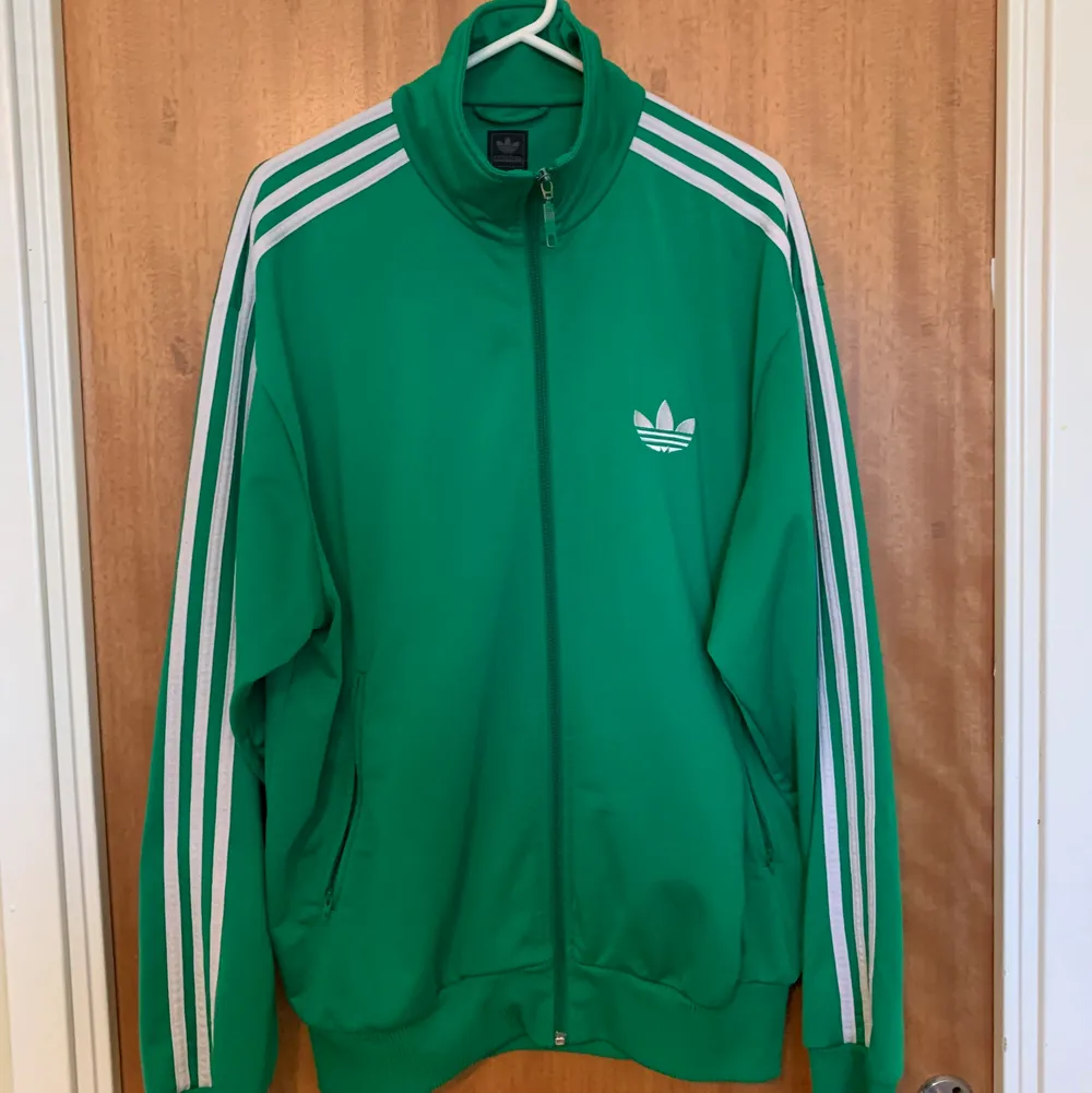 Grön adidas kofta storlek M/L (storlekslappen avklippt) (man). Fin och inga defekter men kommer ej till användning. Äkta. Köparen står för frakten om vi inte kommer överens om annat och pris kan alltid diskuteras👍🏼. Hoodies.