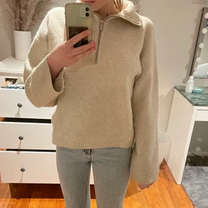 Stickad tröja  - Stickad tröja med dragkedja vid halsen vilket är ursnyggt! Köpt från Hm och passar till allt! Nypris:400kr mitt pris: 200kr+frakt (om man icke kan mötas upp i Borgholm) 