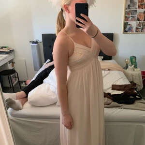 Balklänning  - Ljusrosa balklänning, så fin färg!! Skriv för fler bilder. Storlek S