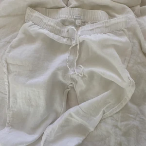 LINNEBYXOR från h&m  - Raka lösa linnebyxor från h&m home från förra sommaren, väl använda men i nytt skick. Får en lösare passform passar de snarare XS än S💕