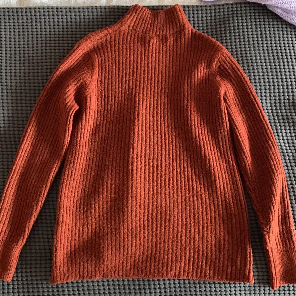Super cozy and warm sweater in perfect color for spring. Stickat.