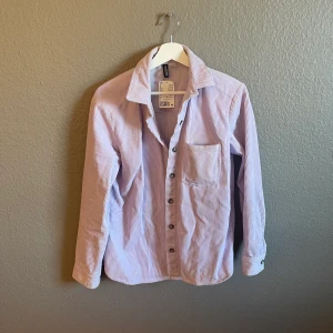 Manchester jack i storlek 36 - En pastelllila jacka i storlek 36 från HM. Endast använd 1 gång och har prislappen kvar. Säljer pga att jag har en liknande. Jackan är i bra skick och nästan som ny🥰 (kan mötas upp men även frakta plagget beroende på konstnad) 