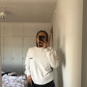 Sweatshirt  - Sweatshirt från PLT, i en kräm vit färg, knappt använd och därför fortfarande väldigt fluffig på insidan. Storlek står XS men då det är oversized modell sitter den mer som en S. Frakt betalas av köparen :)