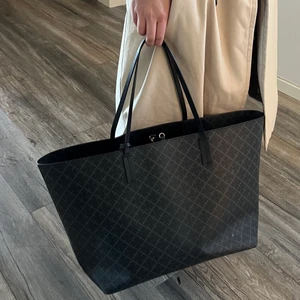 By Malene Birger Abigail charcoal väska  - Väska från Malene Birger i den största modellen. Mått är 48x28x12,5cm. Fint skick och endast använd fåtal gånger, dock har den fått några små repor på både fram och baksida som syns på bild 2 och 3. Insidan på väskan är helt felfri och fräsch, har inga fläckar eller liknande. Köptes för 2800kr, säljes för 1500 + 99kr spårbar frakt. Annars finns den att hämtas upp i centrala Göteborg 🖤🖤🖤