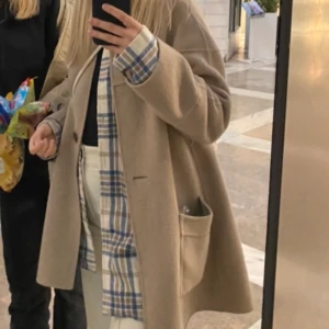 Kortare kappa - Säljer beige kortare kappa från Zara. Jättefin nu till våren! 300kr ink frakt
