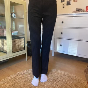 Randiga kostymbyxor  - Perfekt passform. Finns matchande kavaj i annan annons