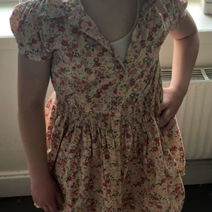 Sommar klänning  - Säljer nu min oanvända sommar klängig. Den passar mig som har S men skulle även säja att den skulle passa mindre M. Skriv för mera bilder.