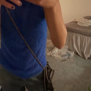 fluffig blå polo tröja - Super mysig fluffig blå polo linne💞 säljer då den inte används.