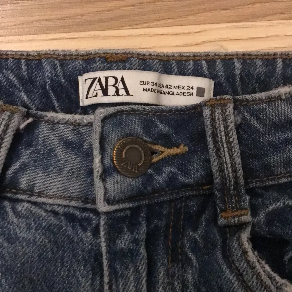 mörkblåa flare zara jeans, storlek 34 som jag längre inte vill ha, lite för långa för min smak 🥰. Jeans & Byxor.