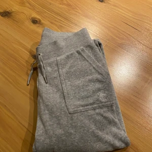 Gråa juicy couture byxor - Säljer mina fina juicy couture byxor då dem tyvär inte kommer till användning av mig. Skriv för fler bilder eller frågor 💕 säljer för 900 om fler är intresserade blir det budgivning.