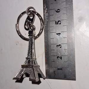 En silvrig nyckelring en miniatyr av eiffeltornet. 