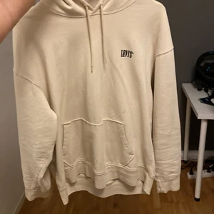 Beige Levis hoodie - Aldrig anvönd, nypris 500, Storlek L, passar M lite liten i storleken. Inget fel o bra skick.