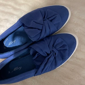 skor - Superfina blåa skor med en rosett aldrig använda endast testade 