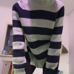 Boob  - Jäättemysig och härlig randig stickad polo, lite oversize från märket Boob. Köparen betalar frakt!