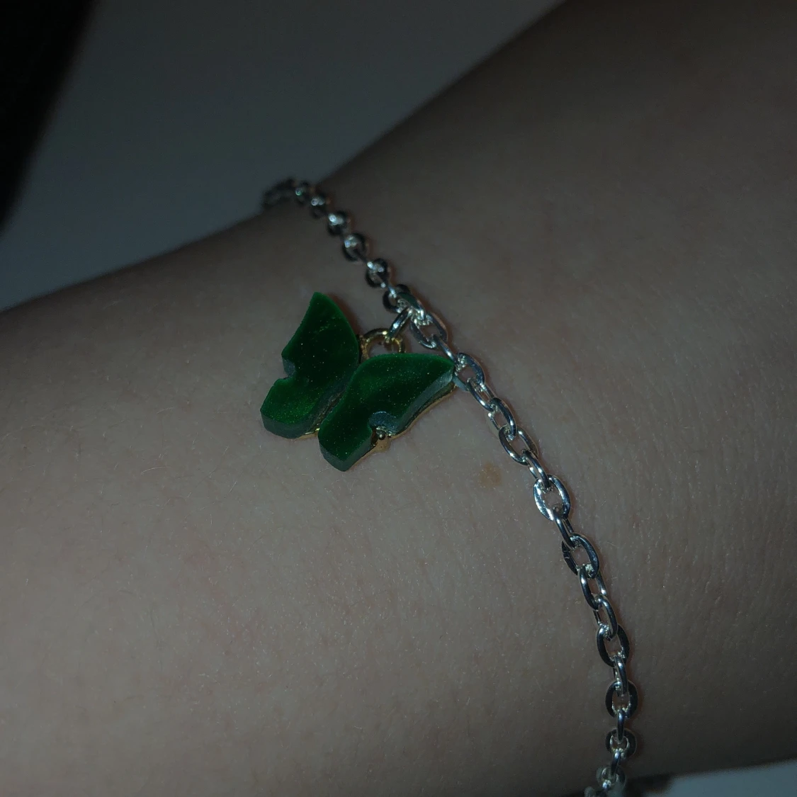 Mörkgrönt fjärils armband, 23cm - 90