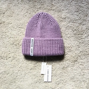 NY Carin Wester stickad beanie lila - Helt ny chunky stickad beanie i ullmix från Carin Wester! Fick i present men har redan en liknande så behöver inte denna också. Mjuk, skön och lös i passformen. Fin lavendel färg! Slutsåld på nätet. Nypris 299 kr.