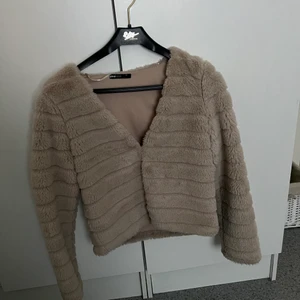 Fluffig kofta - Säljer denna väldigt fina fluffiga jacka eller kofta eller vad man kan säga. Den är från Gina Tricot och nästan helt ny. Har använt endast 2-3 gånger. Kommer inte till användning så därför säljer jag. Kontakta mig för fler bilder! :) beige färgad 