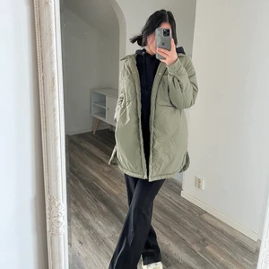 Grön jacka zara S - Militärgrön vattenavvisande dunjacka till vår/höst från zara i storlek Small (andra bilden gör färgen mer rättvisa!). Passar även XS lika bra om du vill ha den en aning mer oversize.  Aldrig använd! Fint skick utan revor/skavanker/fläckar mm. Köptes för 399. Säljes för 200 + spårbar frakt 66kr, eller hämtas upp i centrala Göteborg💚 