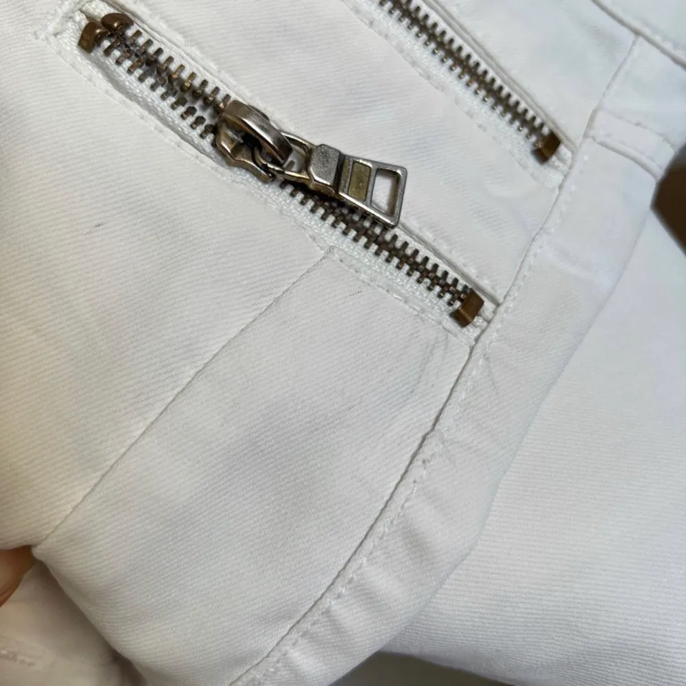 Vita jeans, tunt material, från ONLY stl L. Lite fläckar som tydligen inte gått bort men går säkert att få bort på något sätt. Se bilder. 100kr eller paketpris flera byxor för 500kr. Jeans & Byxor.