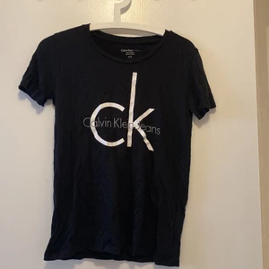 Calvin Klein tshirt - En T-shirt från Calvin Klein. Oanvänd! Märket är ett tryck och tröjan är väldigt mjuk!