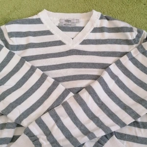 Sweatshirt  - Jag har aldrig på mig tröjan, jag vet inte varför.  Tröjan är väl använd