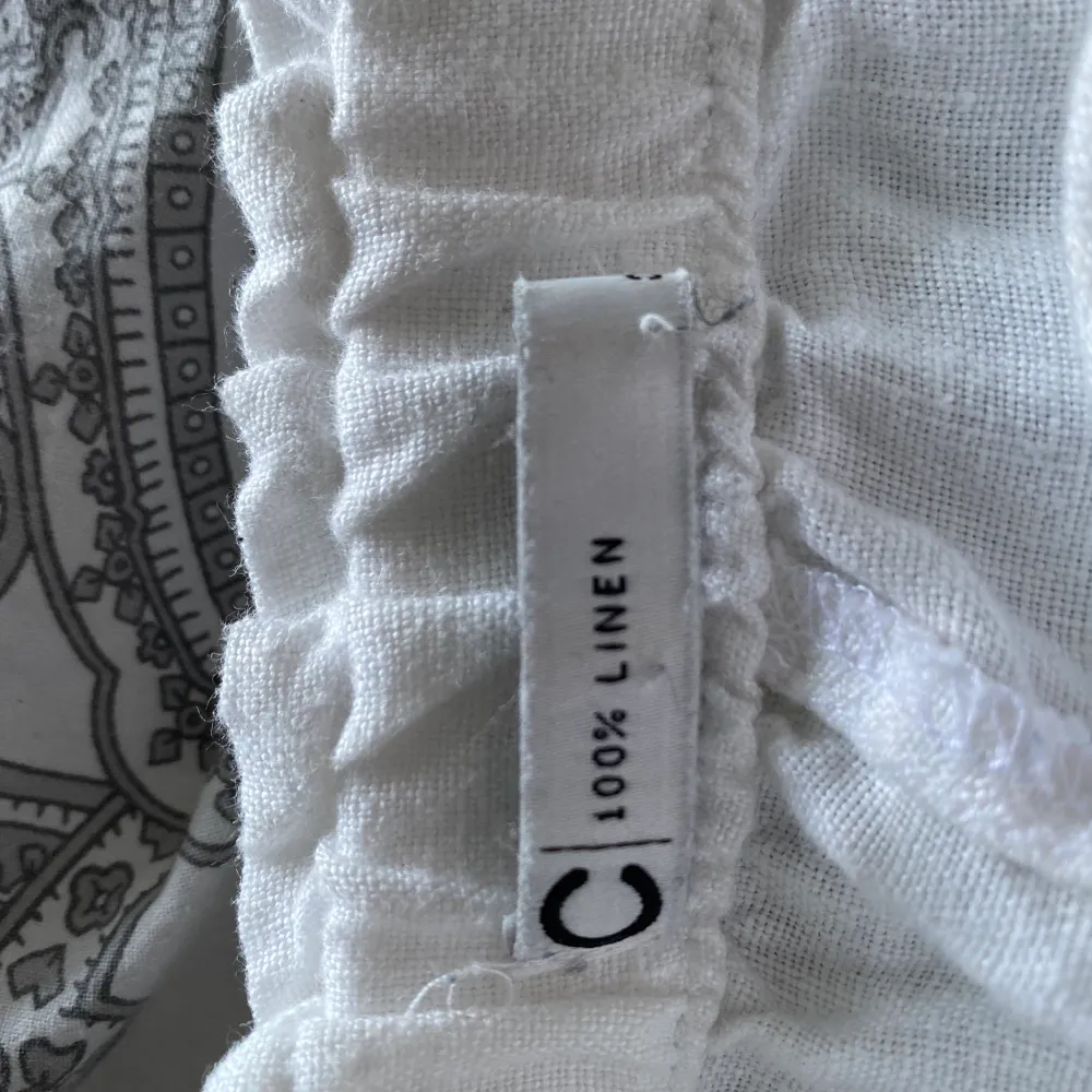Ett par vita linnen short ifrån Cubus, knappt använda. Passar jättebra till sommaren, passar även en 36a. Ordinarie pris 250kr💓💕💕. Shorts.