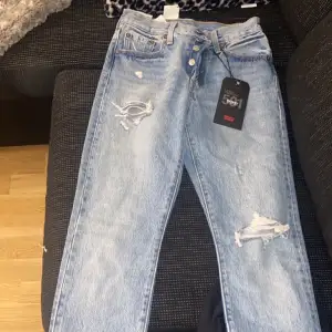 Superfina oanvända Levis jeans som sitter tight upptill o lite lösare nertill, jag är ca 170 så de är lite för korta på mig. Skriv privat om ni vill ha lite mer bilder💞 köparen står för frakten!!