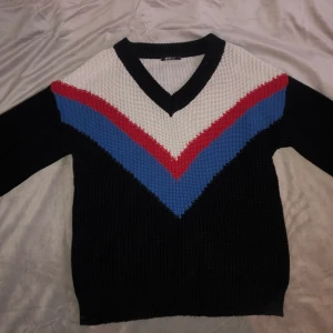 Fin stickad tröja från Gina Tricot. - Säljer en fin stickad tröja från gina. Tröjan är som ny och är i en bra skick. Storleken är L men skulle även passa fint som en oversized tröja. Den är väldigt mysig och skön💗 