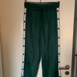 Green popper pants, S - Ett par sköna popper pants, i strl S, grönvita