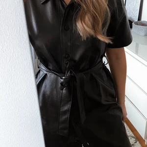 Nakd klänning i skinnimitation - Oanvänd klänning i skinnimitation med knytband från Nakd, storlek 38 men passar även 36 🤍